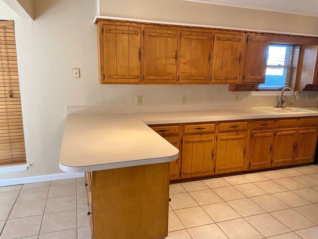 Building Photo - Adorable and Freshly painted Edgecliff Village 3 Bed 2 Bath!!