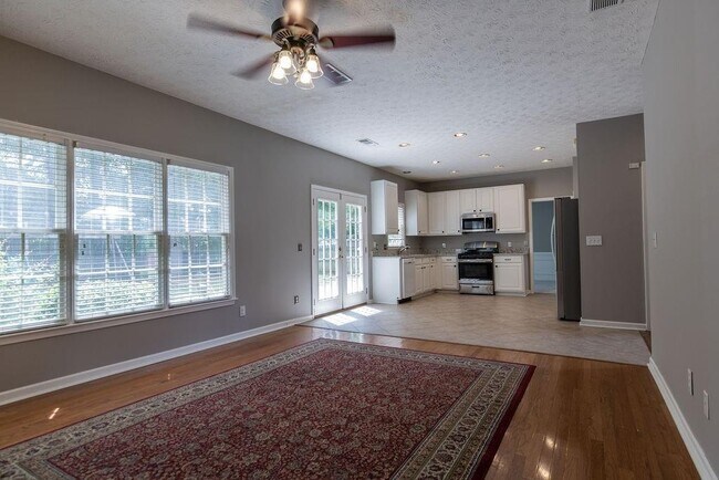 Building Photo - 3360 Shallowford Green Dr