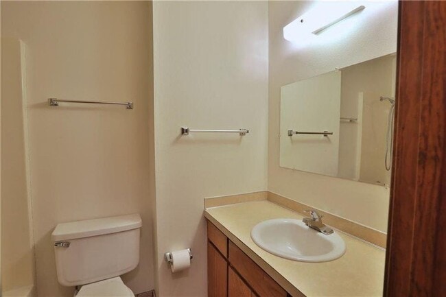 Bath 2 - 1340 N Maxwell Dr