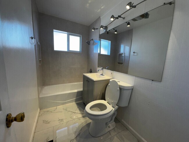 Building Photo - 3 Bedroom 2 Bath Home