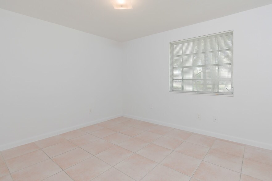 1st Bedroom - 3912 Ponce de Leon Blvd