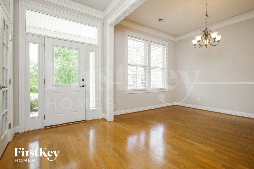 Building Photo - 228 Silverwood Ln