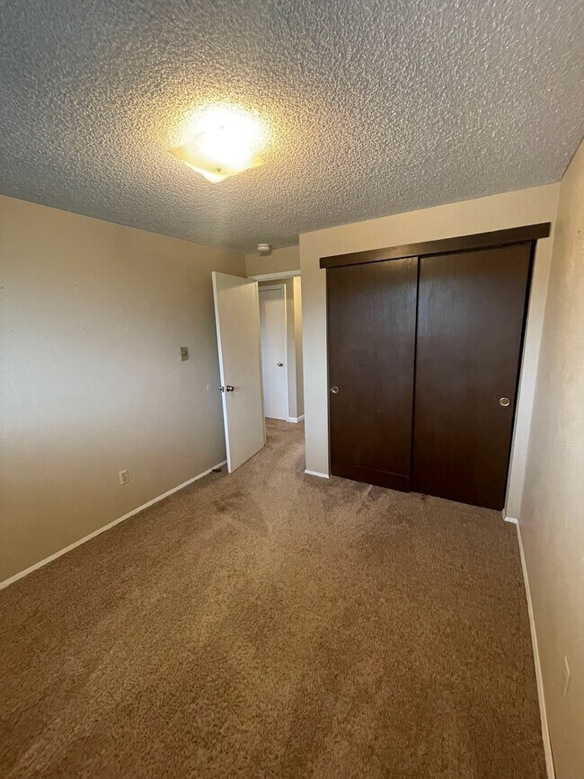 Building Photo - 1017 N Viewmont Dr