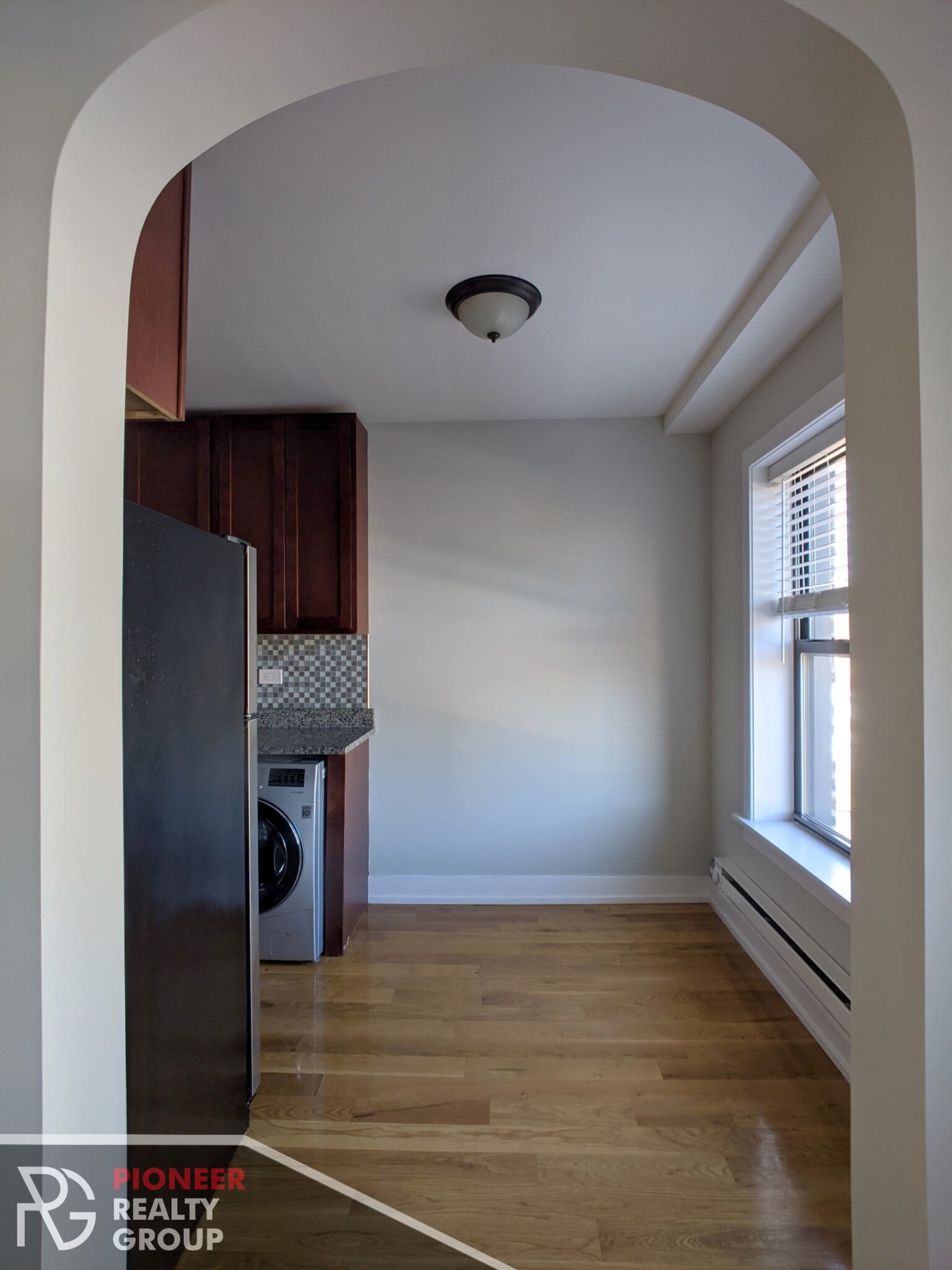 Building Photo - 560 W Arlington Pl