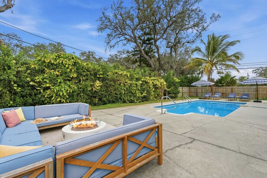 Building Photo - 1596 Idle Dr NE