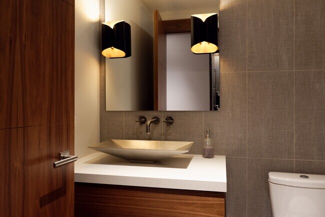 Building Photo - 717 S Aspen St