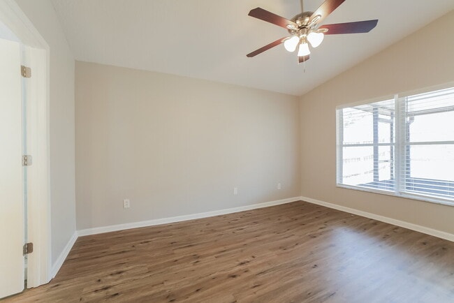 Building Photo - 10225 Hunters Haven Blvd