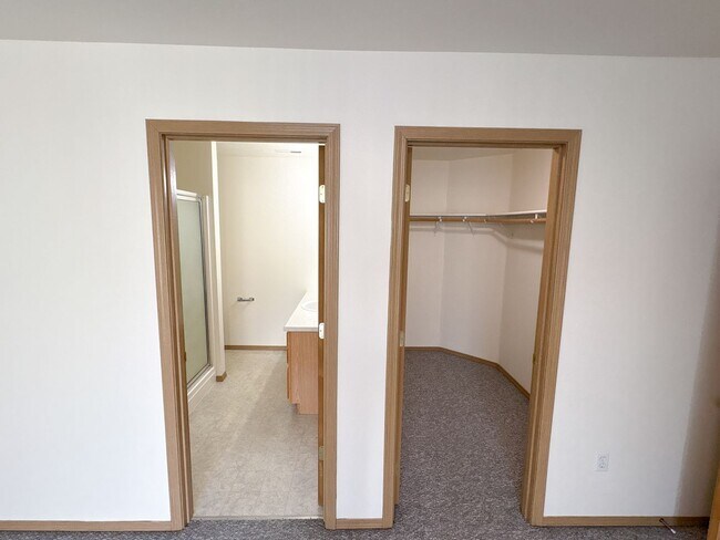 Building Photo - 5511 Glenridge Wy