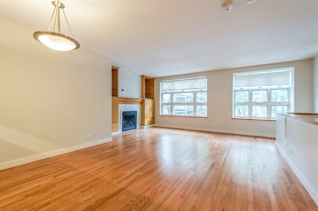 Building Photo - 7209 N Oakley Ave