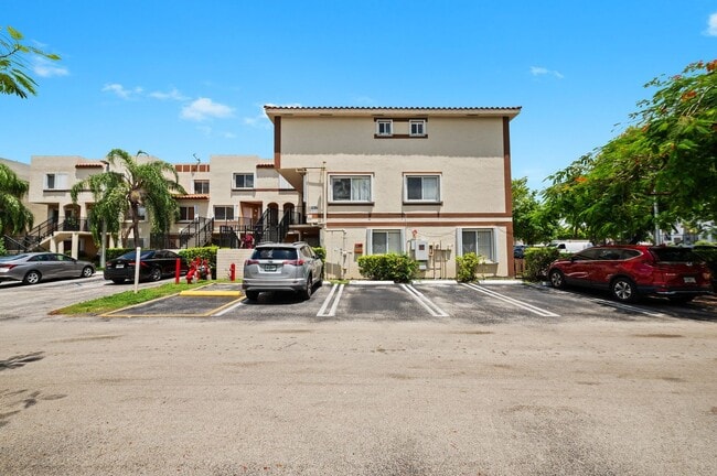 Building Photo - Newly Renovated 2 bed and 3 bath Townhome ...