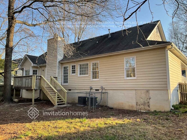 Building Photo - 2355 Huntington Dr