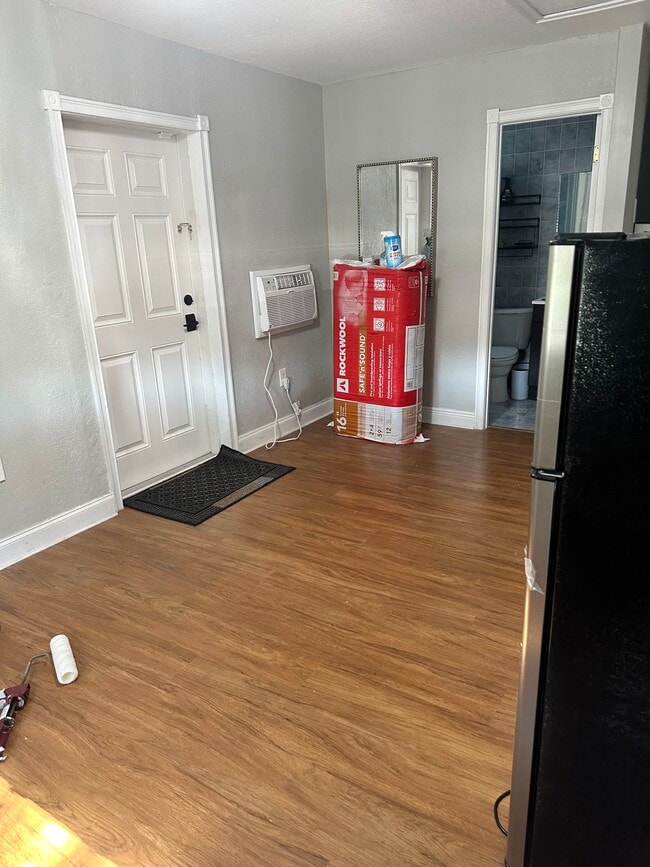 Building Photo - 457 La Villa Dr