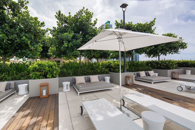 Building Photo - Fully Furnished Luxury Kakaako Living at Symphony 2 Bed, 2 Bath, 2 Parking