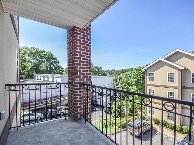 Building Photo - 400 Carney St