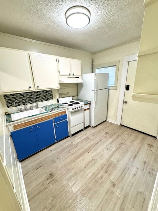 Building Photo - Clean Downtown One Bedroom Utilities Included