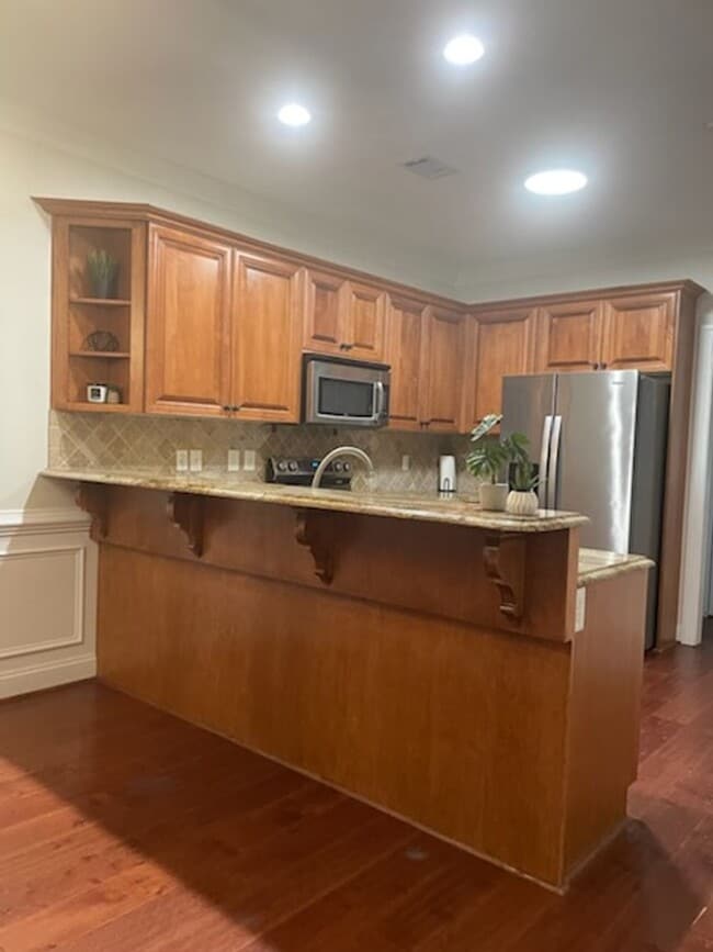 Building Photo - GORGEOUS EXECUTIVE TOWNHOME IN GATED COMMU...