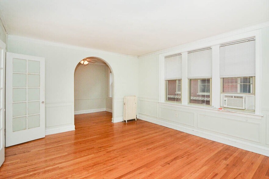 Building Photo - 547 W Surf St