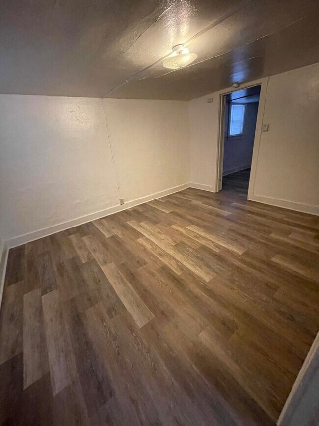 Building Photo - MM1938