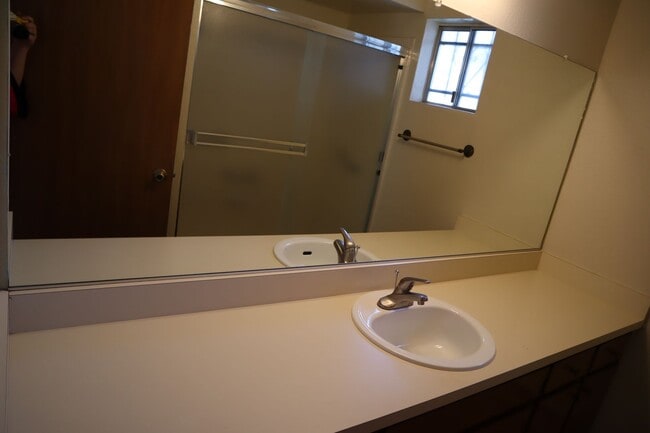 Building Photo - Livable, Lovable, & Avaiable!