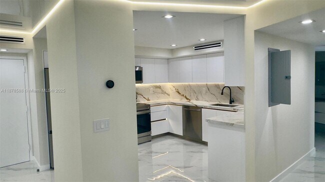 Building Photo - 3500 Mystic Pointe Dr