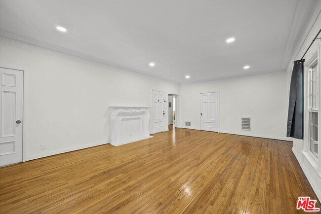 Building Photo - 6542 1/2 W Olympic Blvd