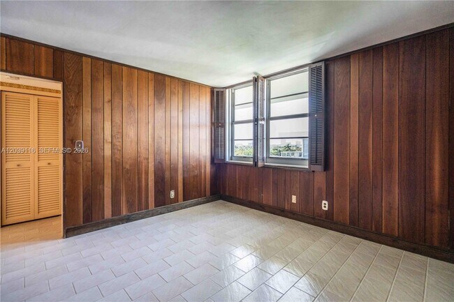 Building Photo - 9500 W Bay Harbor Dr