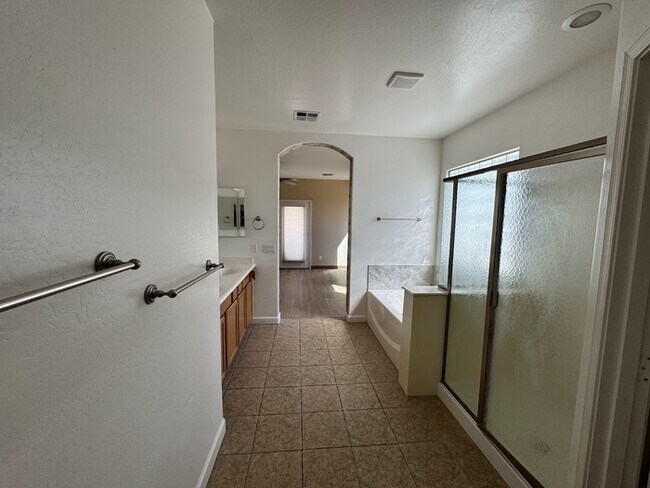 Building Photo - Gilbert Four Bedroom