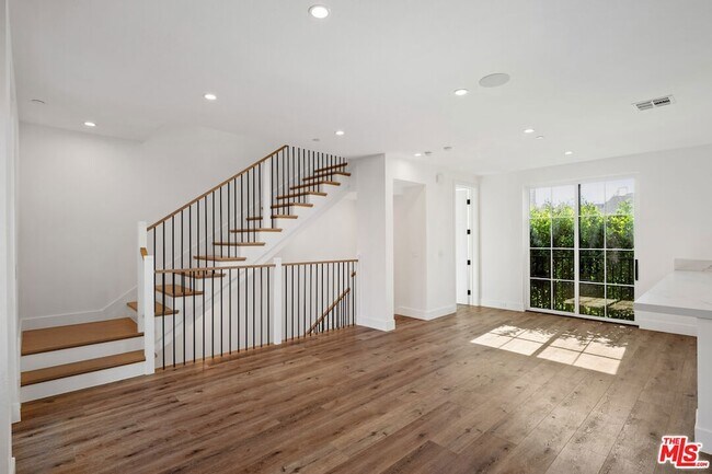 Building Photo - 5330 Agnes Ave