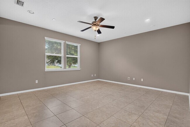 Building Photo - Large 4 bedroom home in Oakleaf