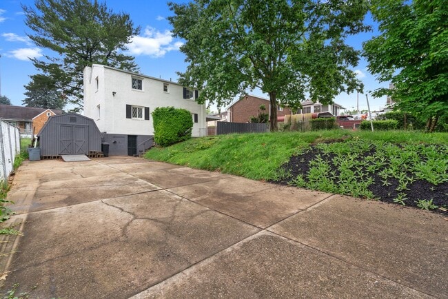 Building Photo - Stunning 3 bedroom home in Duquesne availa...