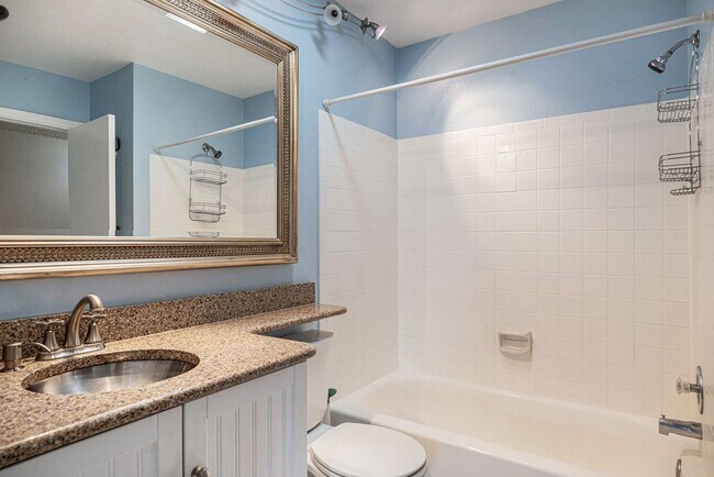 Building Photo - 3 Bedroom 2 Bathroom End Unit Townhome!