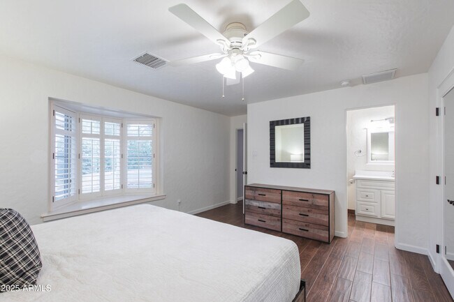 Building Photo - 4245 E Earll Dr