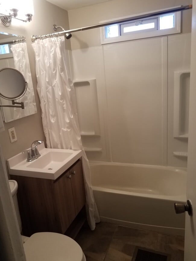 Building Photo - Beautifully rehabbed property
