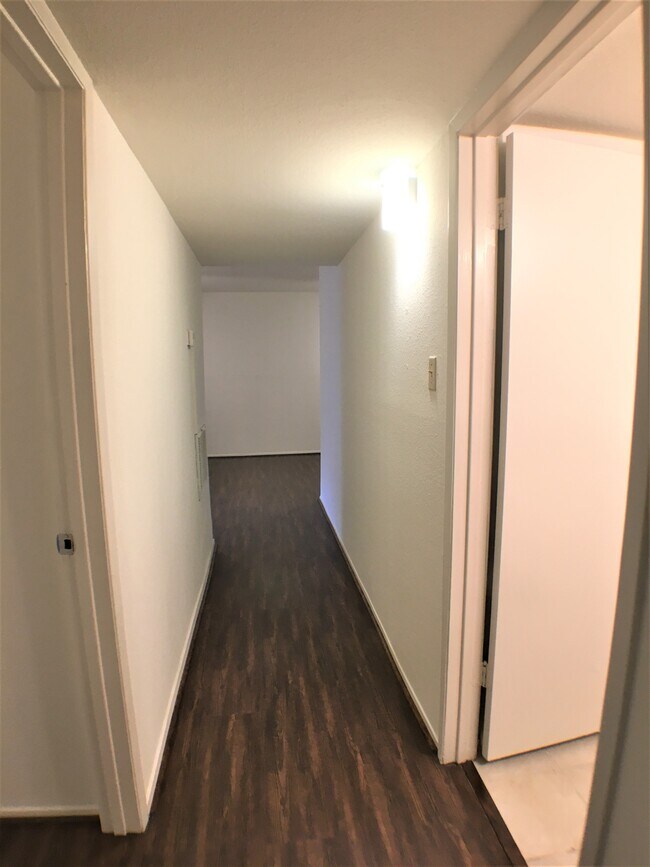 Building Photo - 8201 Richmond Ave