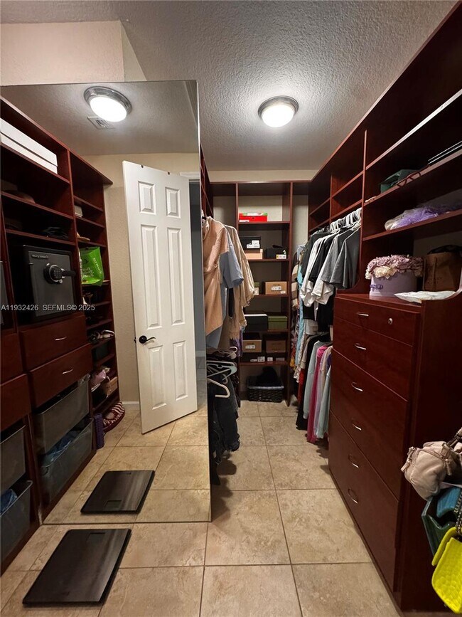 Building Photo - 876 Spinnaker Dr