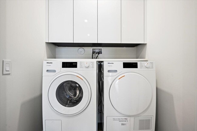 Building Photo - 220 Lake Shore Dr