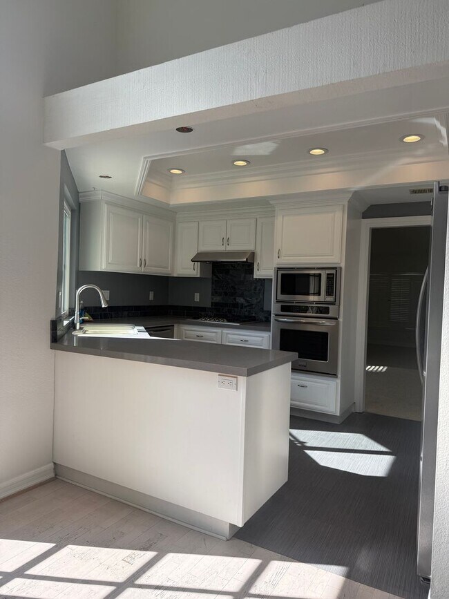 Building Photo - Spacious End-of-Culdesac 4-bed, 2.5-bath Home with Private Sparkling Pool & Spa