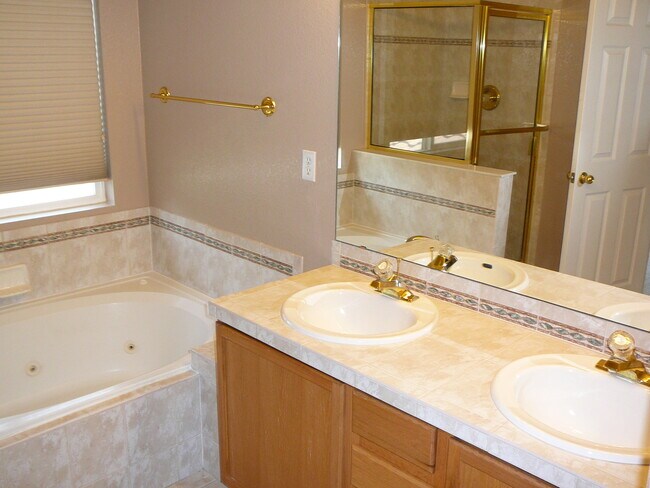Building Photo - Fabulous Townhome Near Cherry Creek State ...
