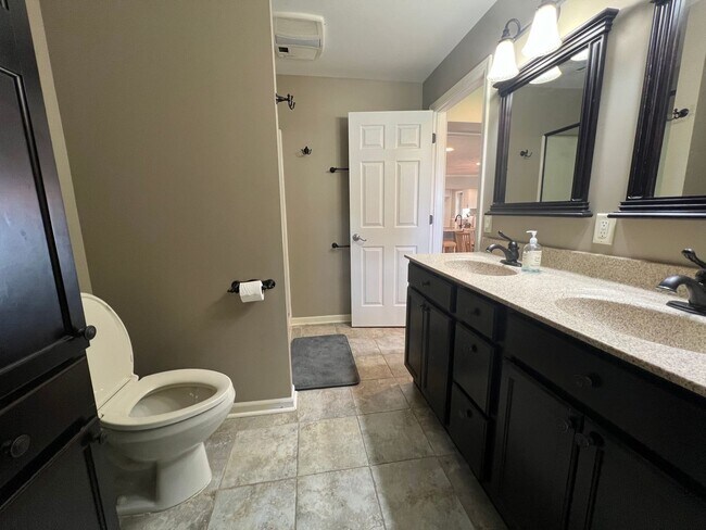 Building Photo - Cozy 4 Bedroom Home on Lakefront (Fully Furnished)
