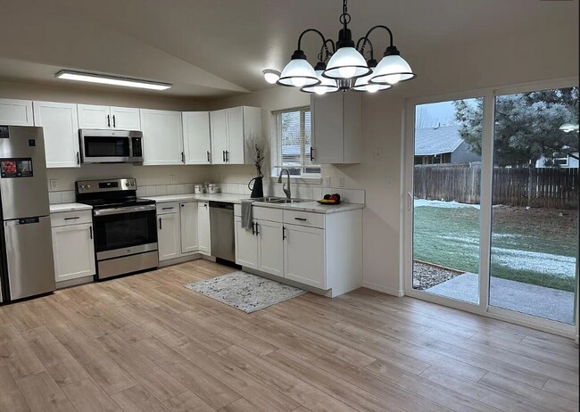 Building Photo - 3238 SW Metolius Ave