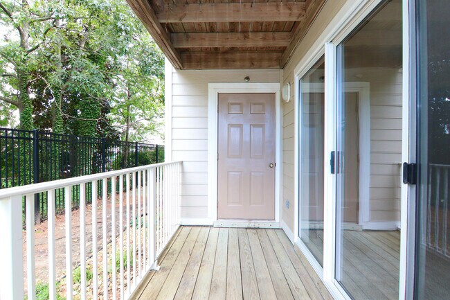 Building Photo - 2204 Lesner Crescent