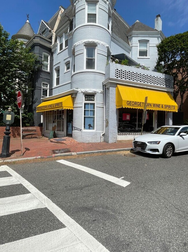 Building Photo - Georgetown Splendor with Garage Parking