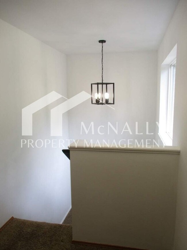 Building Photo - Charming 2 Bedroom 2 Bath Duplex