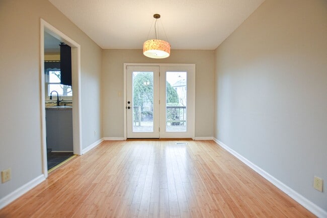 Building Photo - Pet Friendly Three Bedroom!