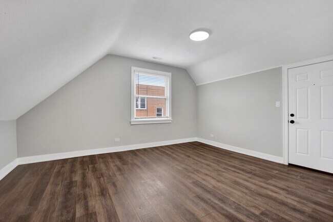 Primary Photo - 3040 W Medill Ave