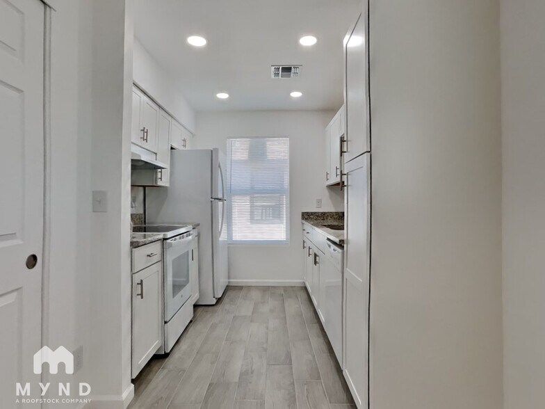 Building Photo - 6649 W Ocotillo Rd