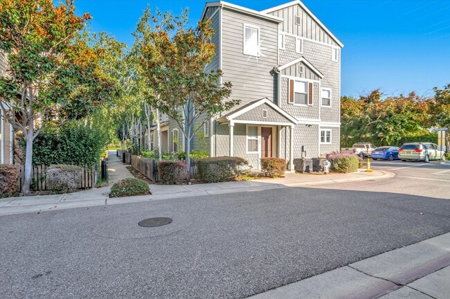 Building Photo - 581 Bridgeport Terrace