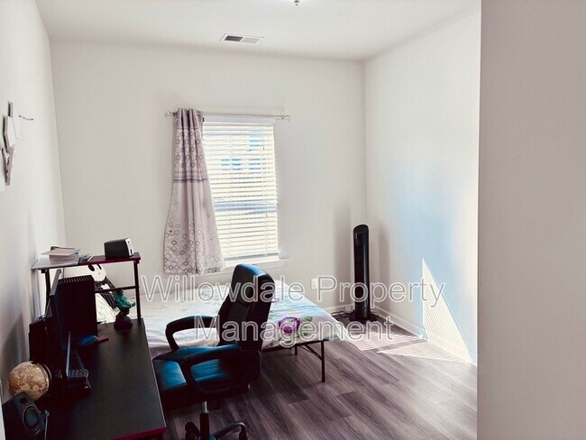 Building Photo - 993 Deaton Dr