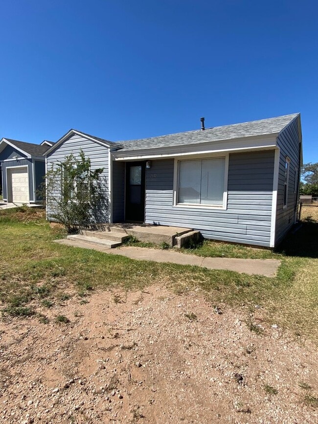 Building Photo - 2 bed 1 bath now available near Chatman Park