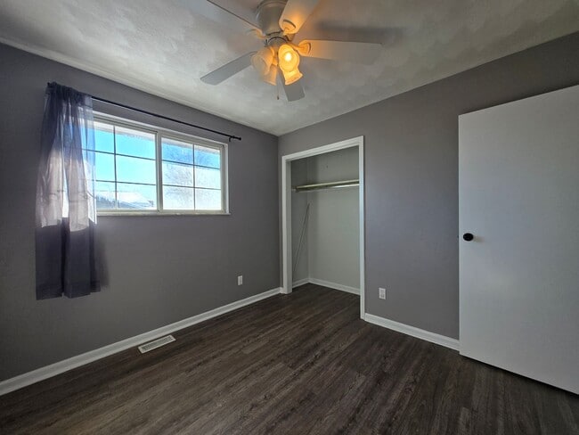 Building Photo - Spacious 5-Bedroom Family Home